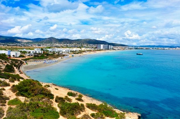 Meghan và Harry cùng quý tử Archie đã có chuyến du lịch xa xỉ ở hòn đảo Ibiza vào đầu tháng này.