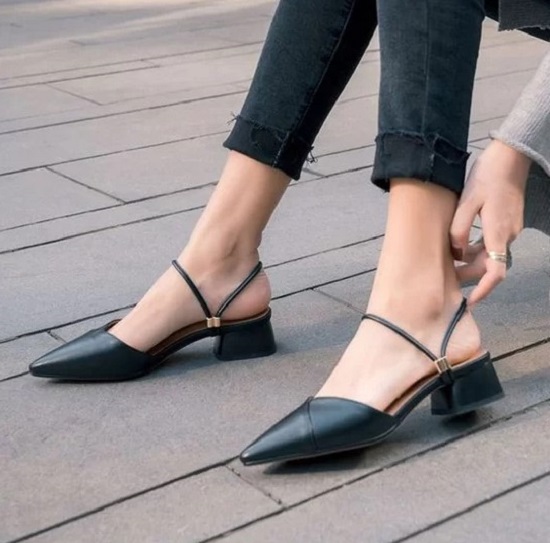 Ý thức được tác dụng của giày cao gót trong việc tôn dáng, nhưng không phải cô nào cũng có thể làm quen với việc đi giày 'lênh khênh'. Chính vì thế các mẫu giày, sandal đế thấp là lựa chọn hoàn hảo.