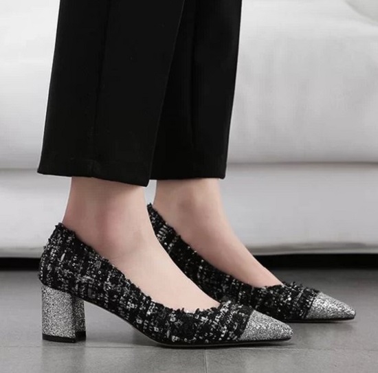Ở xu hướng thu đông, giày đế thấp còn được xây dựng trên các chất liệu vải dạ, vải tweed để góp phần làm đẹp cho đôi chân của chị em văn phòng.