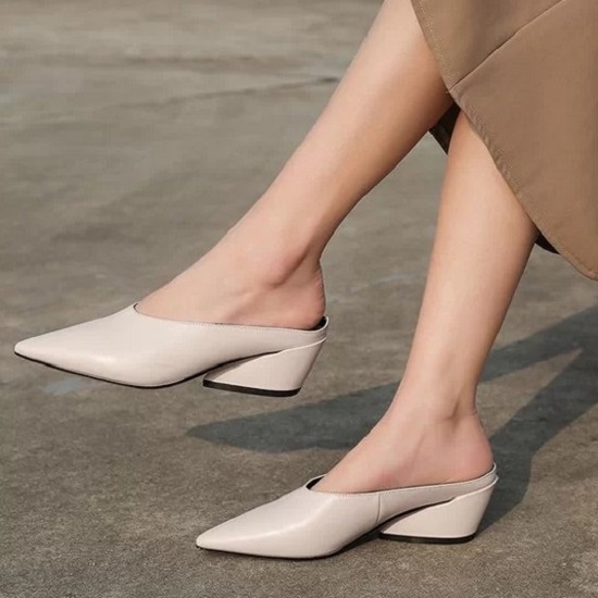 Giày hở gót với nhiều phom dáng ấn tượng là sản phẩm được các tín đồ thời trang châu Á ưa chuộng ở mùa mốt 2019.