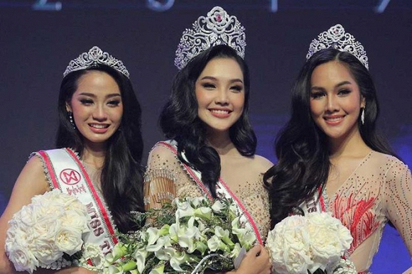 Lương Thùy Linh bị so sánh với Tân Hoa hậu Thế giới Thái Lan (giữa) Narinthorn Chadaphatworachote ngay từ khi vừa đăng quang.