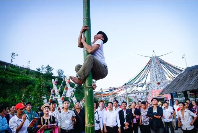 Hàng loạt trò chơi dân gian như đẩy gậy, đi cầu một dây, nhảy sạp, đi cà kheo... xóa nhòa đi khoảng cách giữa chủ và khách, giữa người miền xuôi, miền ngược, giới trẻ và người già già... Tất cả hòa chung trong không khí tưng bừng ngày hội.