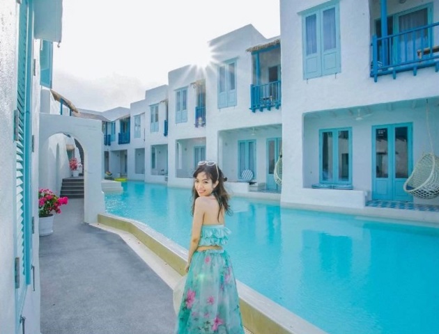 Từng là một làng chài nhỏ, nhưng hiện nay Hua Hin đã trở thành "thiên đường nghỉ dưỡng" hút khách vào cuối tuần. Trong đó, De Paskani Resort chiếm trọn cảm tình của phái nữ với lối thiết kế mô phỏng những căn nhà ở Santorini, Hy Lạp.
