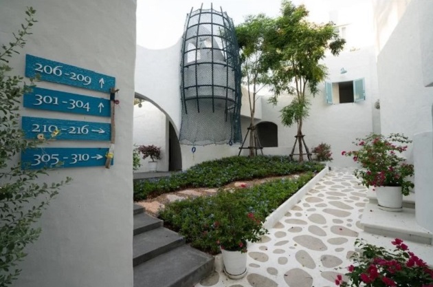 Khu nghỉ dưỡng có 30 phòng, giá dao động từ 3.100 đến 5.900 baht/đêm cho hai người (khoảng 2,2 - 4,2 triệu đồng). Mùa cao điểm hay thứ 7, chủ nhật thì nơi đây thưởng xuyên cháy phòng, bạn phải nhanh chân mới có giá tốt.