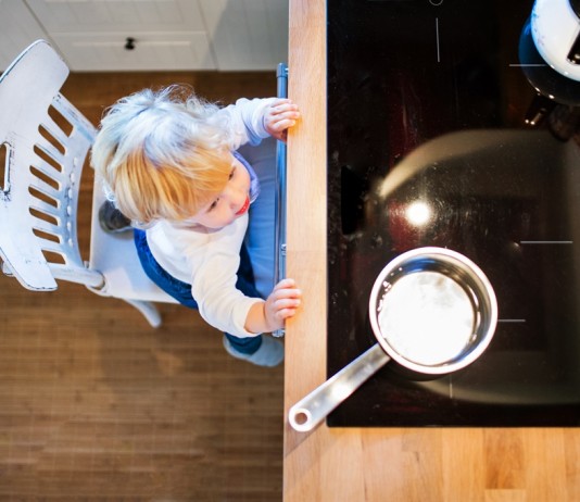 Làm thế nào để tránh nguy cơ trẻ bị bỏng khi ở nhà một mình và cách xử lý đúng?