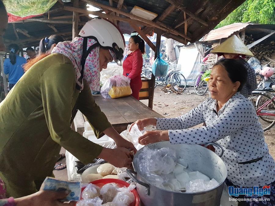 Những quầy đồ ăn đồng giá 5 nghìn tại chợ Đường Mương lúc nào cũng đông khách. Trong ảnh là quầy bánh bèo của bà Nguyễn Thị Đào sáng nào cũng bán được gần 100 suất bánh.