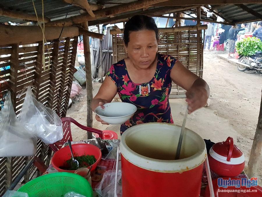 Các tiểu thương tại chợ chủ yếu là người dân địa phương, nên mọi người thường nấu sẵn ở nhà rồi dùng các xô giữ nhiệt giữ cho thức ăn nóng hổi mang ra chợ.