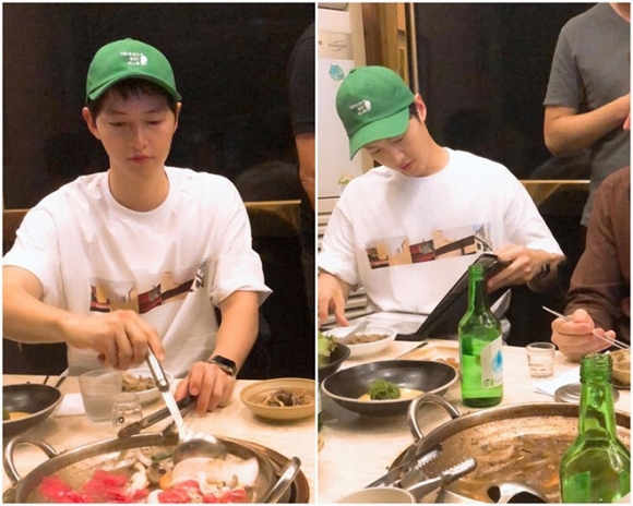 Song Joong Ki ăn tối cùng bạn bè tại một nhà hàng ở Hàn Quốc.