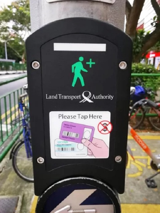 Người già và những người khuyết tật ở Singapore luôn được tạo điều kiện thuận lợi trong sinh hoạt, đặc biệt là khi tham gia giao thông. Họ chỉ cần chạm thẻ từ (loại thẻ thông minh dùng để sử dụng các phương tiện công cộng) vào cột đèn, lập tức đèn tín hiệu sẽ bật sáng. Những xe cộ lưu thông trên đường sẽ nhường đường ngay cho họ.