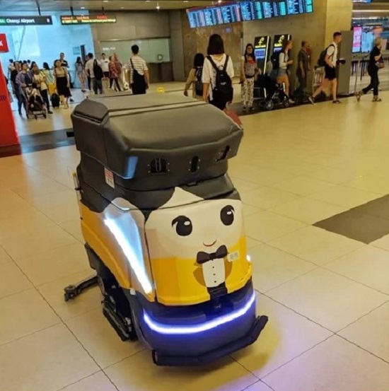 Singapore rất chú trọng đến việc vệ sinh, đặc biệt là ở những không gian công cộng. Bên cạnh những nhân viên dọn dẹp, sân bay quốc tế Changi còn chuẩn bị cả những con robot lau dọn cần mẫn ở sảnh đến, đảm bảo sàn nhà luôn sạch đẹp.