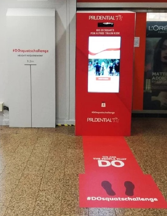 Nhằm khuyến khích người dân vận động thường xuyên, nâng cao sức khỏe, chính quyền Singapore cho lắp một thiết bị đặc biệt tại ga metro Tampines. Mỗi khi du khách tập được 20 động tác squats sẽ được free một chuyến trong ngày.