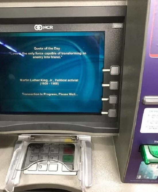 Tại cây ATM, trong thời gian chờ đợi, người sử dụng có thể đọc được một vài câu châm ngôn ý nghĩa của các danh nhân nổi tiếng thế giới.