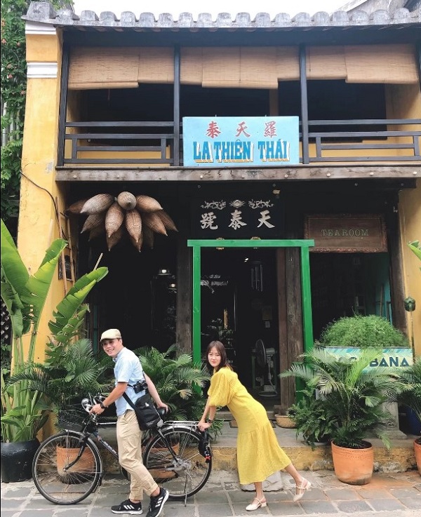 Hội An vốn nổi tiếng với nhiều quán nước khá hay ho. Và tiệm trà trên đường Nguyễn Thái Học là một trong những quán thu hút sự chú ý của du khách nhờ không gian lý tưởng để nghỉ chân sau khi dạo phố. 