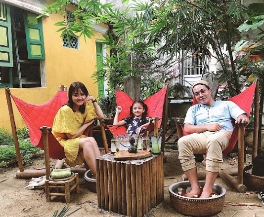 Vừa thưởng trà, vừa ngâm chân thảo mộc ở Hội An