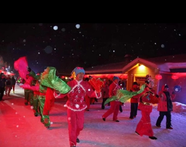 Làng Tuyết Hương là một trong những điểm đến chính thức của Lễ hội Băng đăng quốc tế Cáp Nhĩ Tân - top bốn lễ hội băng đăng lớn nhất trên thế giới tổ chức vào tháng 1 hằng năm. Lễ hội thường kéo dài khoảng một tháng, gồm gần 100 sự kiện như thi bơi giữa mùa đông, thi điêu khắc băng, trượt tuyết... thu hút đông du khách.