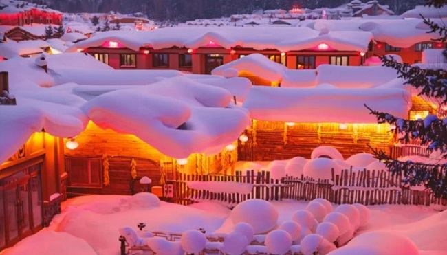 Ban đêm, ngôi làng lên đèn lung linh đẹp như truyện cổ tích. Thời điểm tuyết rơi dày nhất từ tháng 12 đến tháng 3 năm sau, cũng là mùa du lịch cao điểm. Bạn phải đặt phòng sớm, đồng thời vé tàu từ Bắc Kinh đến Hắc Long Giang luôn cháy hàng vào những ngày này, nhất là khi lễ hội diễn ra. 