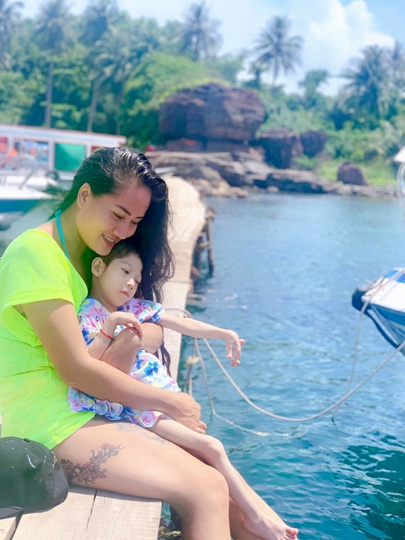 3.Diễn viên Minh Cúc 'Về nhà đi con' kể về hành động ấm áp của bạn trai với con gái riêng của mình khi đi du lịch4