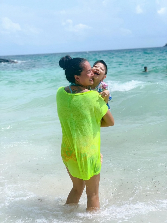 3.Diễn viên Minh Cúc 'Về nhà đi con' kể về hành động ấm áp của bạn trai với con gái riêng của mình khi đi du lịch5