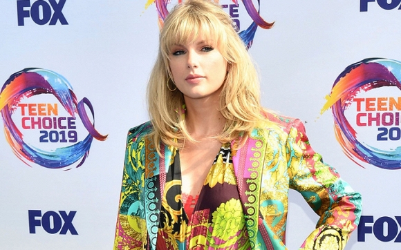 39.Taylor Swift lên đồ sặc sỡ 'đọ sắc' cùng 'Thiên thần bóng tối' Jessica Alba trên thảm đỏ