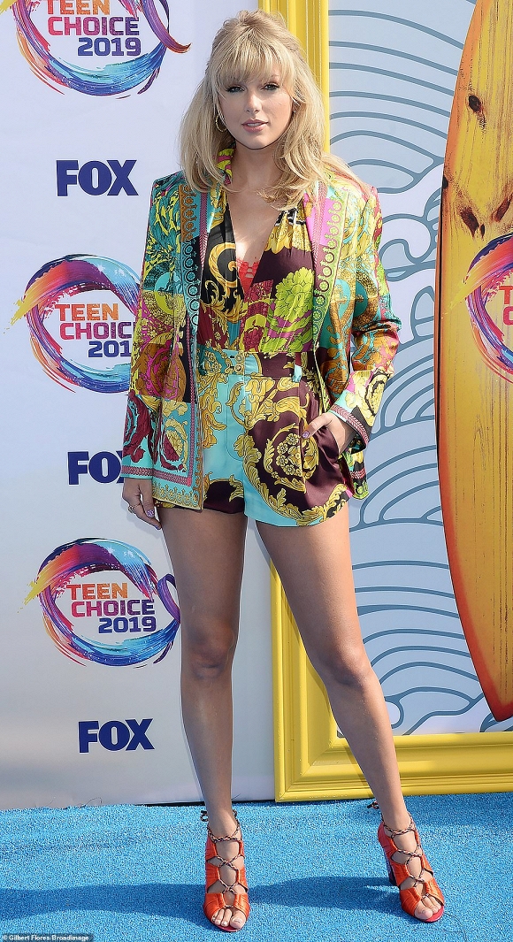 39.Taylor Swift lên đồ sặc sỡ 'đọ sắc' cùng 'Thiên thần bóng tối' Jessica Alba trên thảm đỏ1