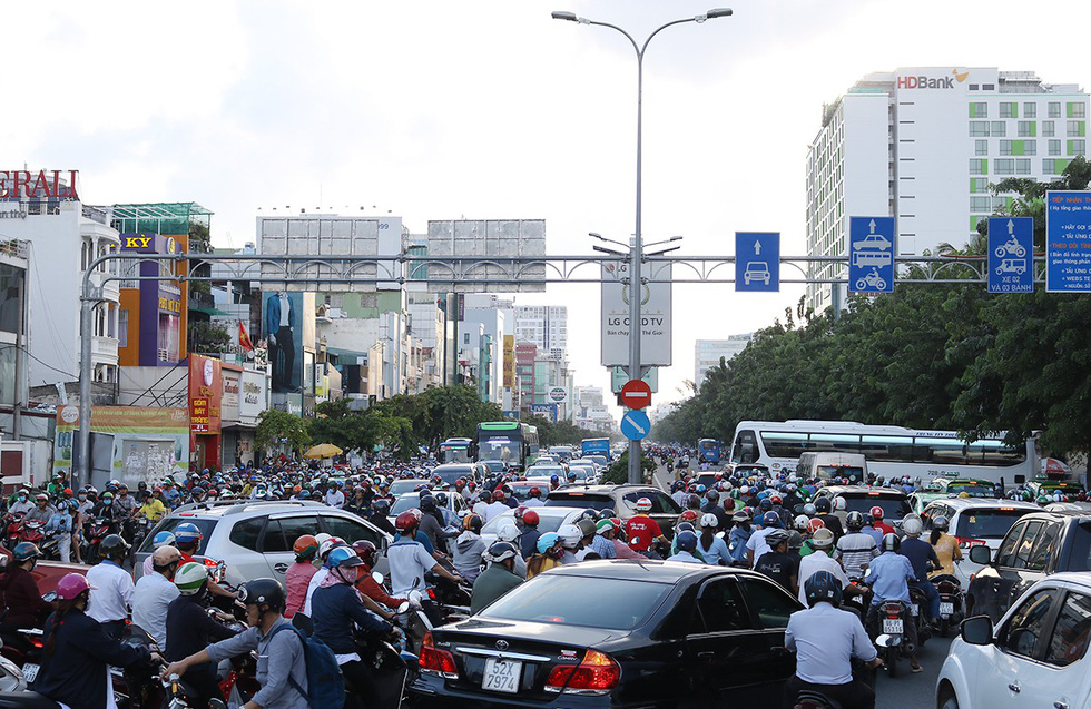 Ùn tắc xe máy chiều 12-8 trên đường Cộng Hòa, Q.Tân Bình, TP.HCM - Ảnh: NGUYỆT NHI