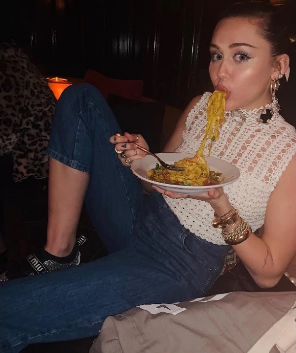Về chế độ ăn, Miley ăn chay khoảng 5 năm nay sau khi cún cưng của cô chết. Nữ ca sĩ loại bỏ hoàn toàn thịt, cá, trứng, sữa khỏi thực đơn hàng ngày. "Không tiêu thụ thịt động vật và chế phẩm từ chúng trong những năm qua đã giúp tôi phòng ngừa được nhiều bệnh", Miley khẳng định. Năm 2018, tiệc kết hôn của Miley với Liam Hemsworth cũng là buffet chay, không có sự xuất hiện của các món thịt, cá…