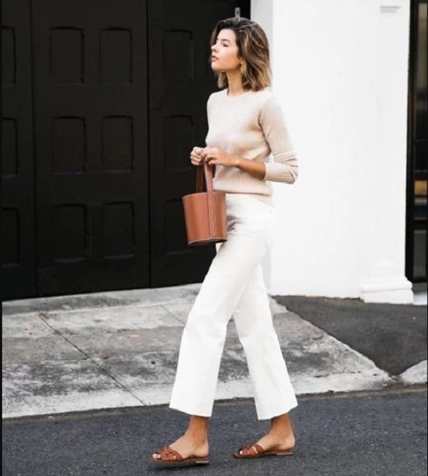 Áo len tăm tông màu trung tính phối cùng quần jeans trắng dáng ống lửng là công thức được nhiều chị em áp dụng.
