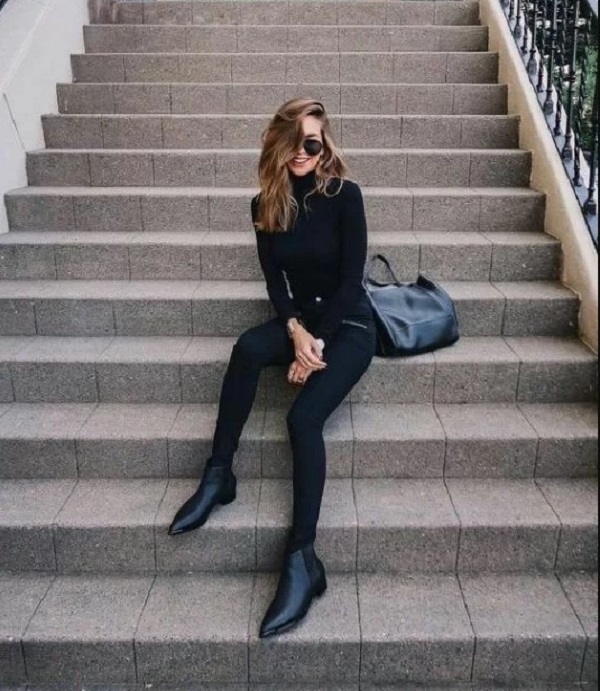 Set đồ all black vừa cá tính vừa tôn nét sexy cho người mặc nhờ cách phối áo ôm sát cùng quần jeans skinny. Phụ kiện đi kèm là túi da và bốt cổ thấp ton-sur-ton. 