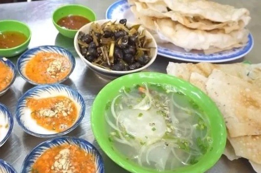Đủ món đặc sản miền Trung ‘hiếm có khó tìm’ trong quán lề đường Sài Gòn