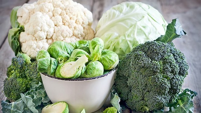 Rau họ cải bao gồm cải bắp, bông cải xanh, su hào và súp lơ xanh. Chúng rất giàu chất chống oxy hóa, giúp loại bỏ các chất độc và giải độc cho phổi. Hãy ăn các loại rau này dưới dạng salad để tận thu những lợi ích tuyệt vời từ chúng.