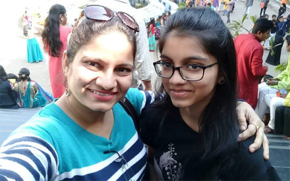 Diễn viên Ấn Độ Pradnya Parkar và con gái