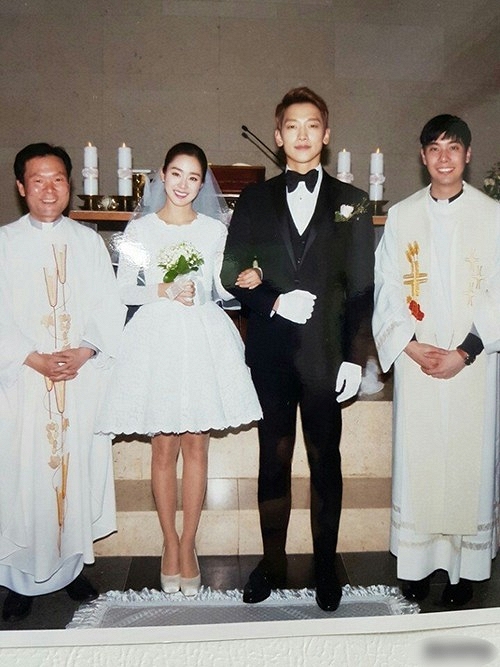 Sau 2 năm kết hôn, lần đầu ảnh cưới màu trong đám cưới của Bi Rain và Kim Tae Hee được tiết lộ.