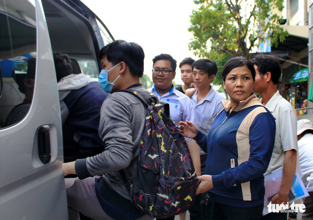 Trường ĐH Sư phạm Kỹ thuật sắp xếp một xe đưa đón tân sinh viên từ bến xe Miền Đông về trường để đăng ký nhập học - Ảnh: THANH YẾN