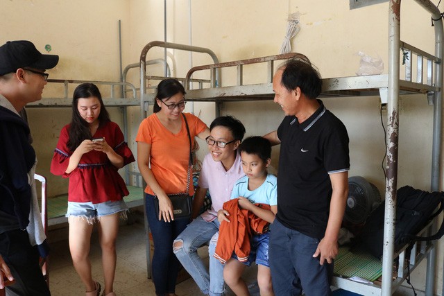 Ông Nguyễn Đức Luyện (phải) cùng cả gia đình bay từ Huế vào TP.HCM để làm thủ tục nhập học cũng như sắp xếp chỗ ở cho con trai - Ảnh: NGUYỆT NHI