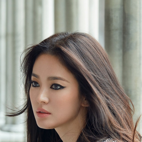 64.Song Hye Kyo 'lột xác' với hình ảnh quý cô cá tính, đầy gợi cảm hậu ly hôn Song Joong Ki1