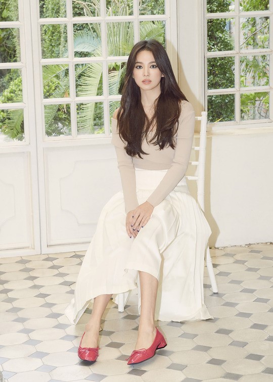 64.Song Hye Kyo 'lột xác' với hình ảnh quý cô cá tính, đầy gợi cảm hậu ly hôn Song Joong Ki6