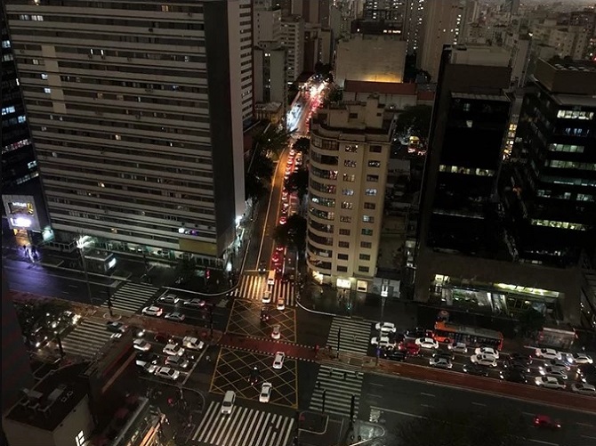 Sao Paulo là thủ phủ của bang Sao Paulo ở phía đông nam Brazil, cách Rio de Janeiro 400 km và cách thủ đô Brasília 1.030 km. Đây là thành phố lớn nhất của Brazil với diện tích 1.523 km2, dân số hơn 11 triệu người, đồng thời cũng là thành phố đông dân nhất ở Nam bán cầu. Ảnh hưởng của vụ cháy rừng cách đó 3.300 km cũng ảnh hưởng ít nhiều đến sinh hoạt của thành phố, đặc biệt giao thông.