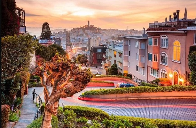 Lombard cũng là một trong những điểm ngắm thành phố khá đẹp khi bạn đứng từ trên đỉnh dốc. Chính vì thế mà giá nhà ở đây rất cao. Tháng 10/2018, một căn nhà được định giá 45 triệu USD, phá vỡ kỷ lục bất động sản của San Francisco.