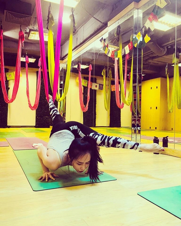 Ngoài ra, Quỳnh Nga còn tập bộ môn yoga bay, hay yoga lụa.
