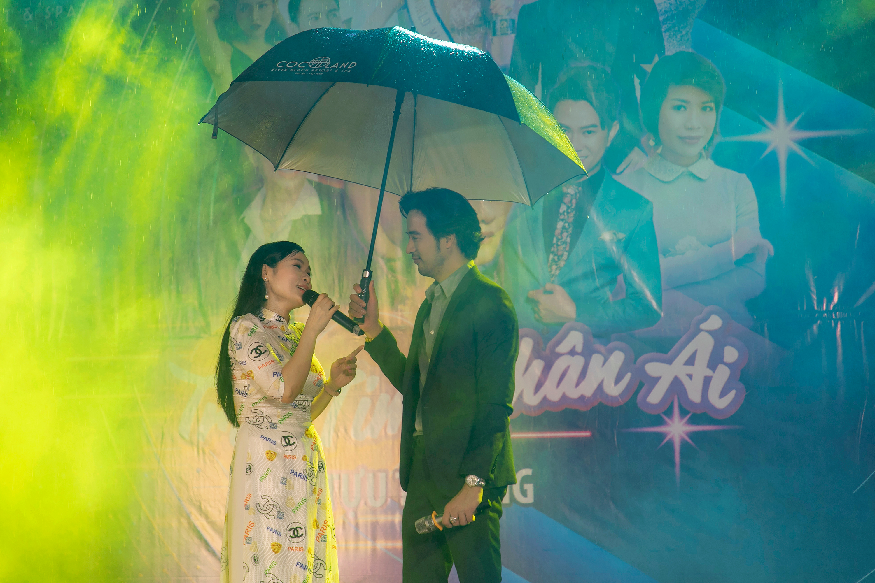 Ca sĩ Hoàng Ái My được diễn viên Đoàn Minh Tài che mưa để ru khán giả bằng ca khúc Bolero