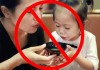Chỉ một hành động mớm, thổi thức ăn của người lớn cũng mang theo hàng triệu vi khuẩn cho trẻ