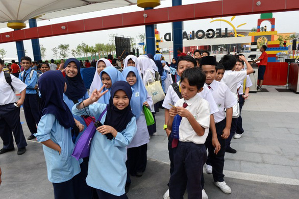 Học sinh các trường tiểu học và trung học công lập của Malaysia được miễn học phí hoàn toàn từ năm 2012 - Ảnh: AFP