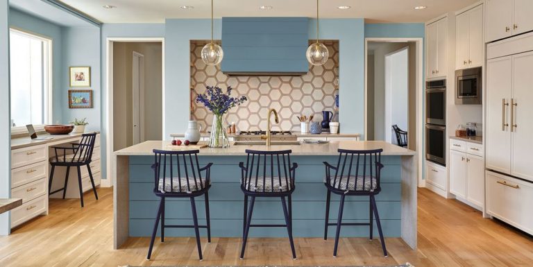 Mẫu thiết kế phòng bếp cao cấp với tông màu tươi sáng khiến không gian trở nên ngập tràn sức sống vui tươi