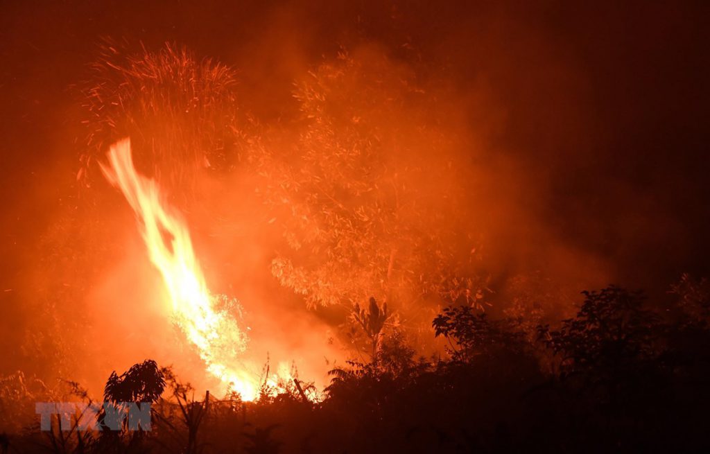 Lửa bùng lên từ các đám cháy rừng ở Kampar, Indonesia, ngày 16/9. (Ảnh: AFP/TTXVN)