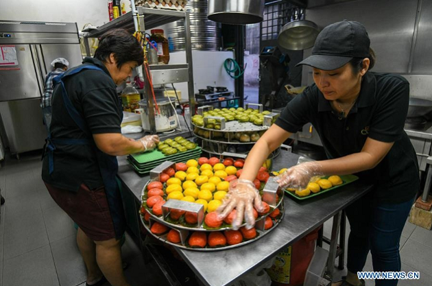 Nyonya Kuih là loại bánh quen thuộc ở Malaysia, được những người gốc Hoa di cư đến xứ Mã Lai hàng trăm năm trước cải tiến từ loại bánh truyền thống Trung Quốc. Theo tiếng Mã, Nyonya còn được hiểu là cộng đồng Peranakan - những người Hoa sinh sống ở Đông Nam Á. Còn "kuih" là tên của loại bánh này.