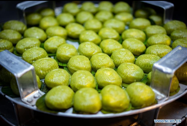 Ngày nay, bánh kuih vẫn được làm thủ công gần như toàn bộ, đòi hỏi người đầu bếp không chỉ gia giảm liều lượng chuẩn mà bàn tay còn phải khéo léo để nặn thành những viên bánh xinh xắn, in hoa văn chìm tinh tế.