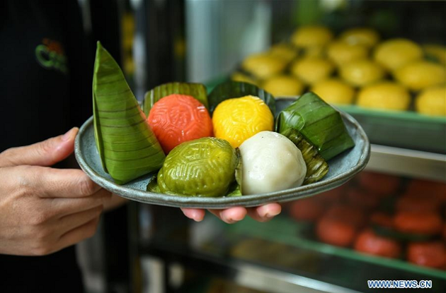 Đĩa bánh truyền thống kuih gợi bao ký ức tuổi thơ của người dân Malaysia.