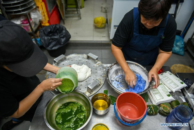 Công đoạn pha chế phẩm màu thủ công từ các loại trái cây, rau củ quả để làm vỏ bánh kuih theo kiểu người Malaysia.
