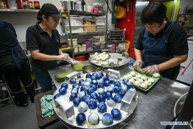 Không chỉ xuất hiện ở Trung Quốc và Malaysia, bánh kuih cũng phổ biến ở đất nước láng giềng Singapore và có nhiều phiên bản ở Thái Lan, Việt Nam, Indonesia, Brunei... 