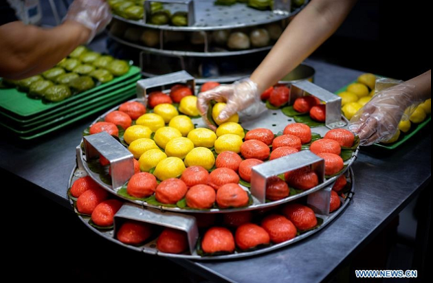 Bánh kuih có đủ hình dạng, màu sắc và hương vị. Phần nhân được nhào nặn nhuyễn để mềm mịn giống như miếng thạch pudding. Ngoài ra, bánh còn sử dụng bột mì - thành phần ít khi xuất hiện trong các loại bánh truyền thống vùng Đông Nam Á.